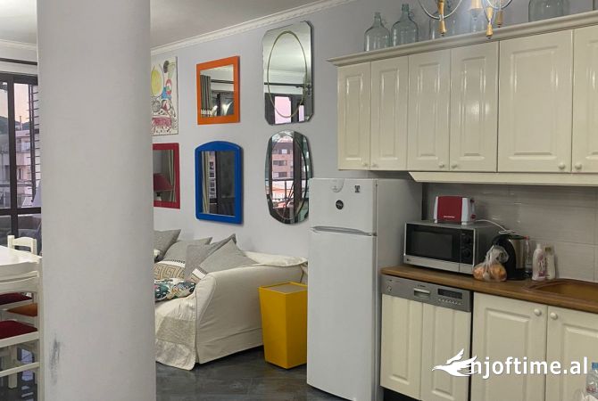 Shtepi me qera Apartament ne Tirane, 2+1, Mobilimi E mobiluar, Pagesa 900  Euro.