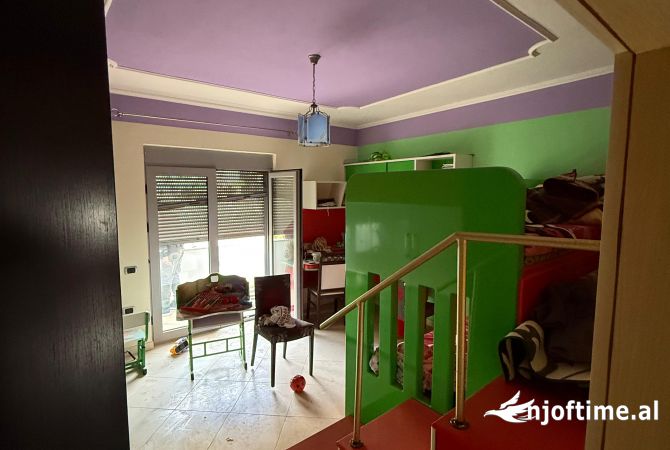 Shtepi ne shitje Apartament ne Tirane, 2+1, Mobilimi E mobiluar, Pagesa 125,000  Euro.