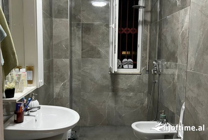 Shtepi ne shitje Apartament ne Tirane, 1+1, Mobilimi E mobiluar, Pagesa 105,000  Euro.