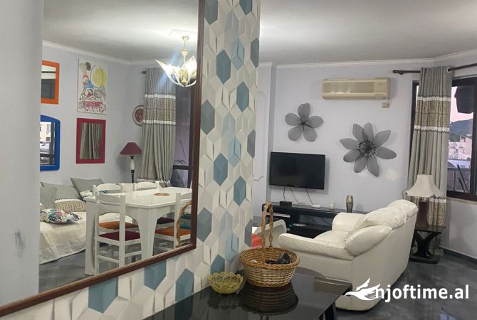 Shtepi me qera Apartament ne Tirane, 2+1, Mobilimi E mobiluar, Pagesa 900  Euro.