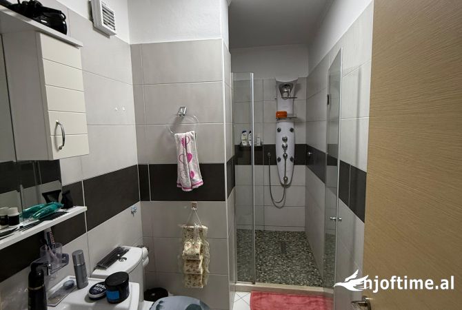 Shtepi ne shitje Apartament ne Tirane, 3+1, Mobilimi E mobiluar, Pagesa 160,000  Euro.