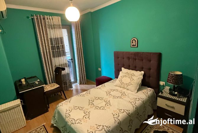 Shtepi ne shitje Apartament ne Tirane, 3+1, Mobilimi E mobiluar, Pagesa 160,000  Euro.