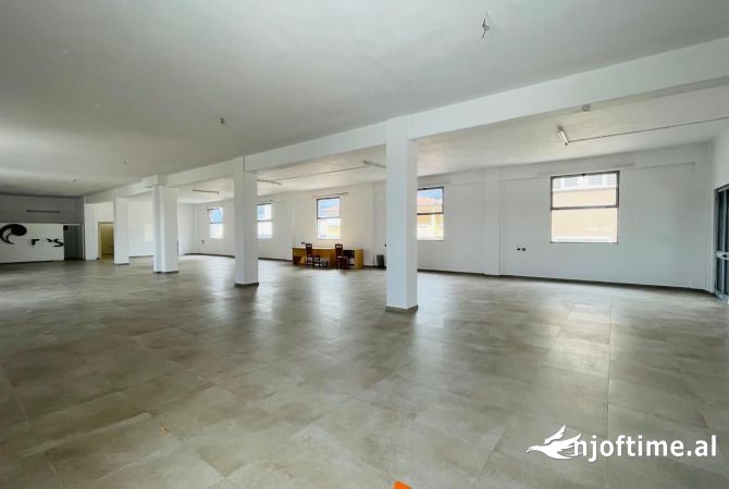 Ambient biznesi me qera 4+1 ne Tirane - 1,100 Euro