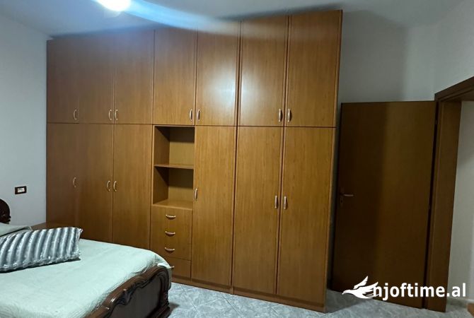 Shtepi ne shitje Apartament ne Tirane, 3+1, Mobilimi E mobiluar, Pagesa 216,600  Euro.
