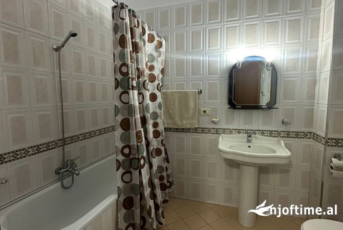 Shtepi ne shitje Apartament ne Tirane, 3+1, Mobilimi E mobiluar, Pagesa 216,600  Euro.