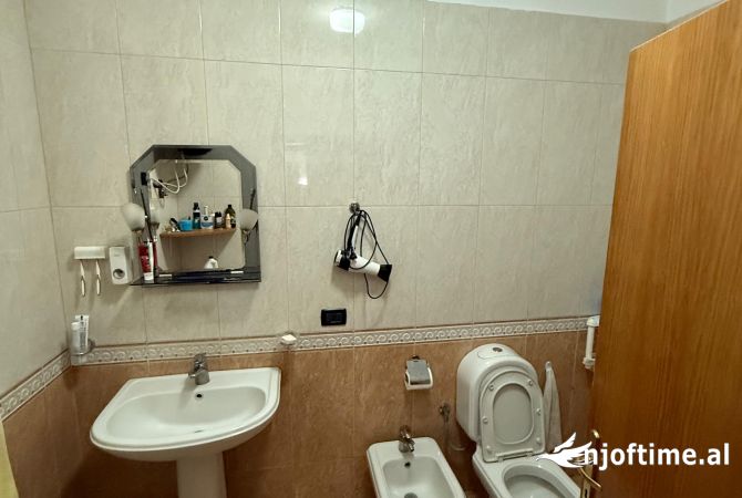 Shtepi ne shitje Apartament ne Tirane, 2+1, Mobilimi E mobiluar, Pagesa 280,000  Euro.