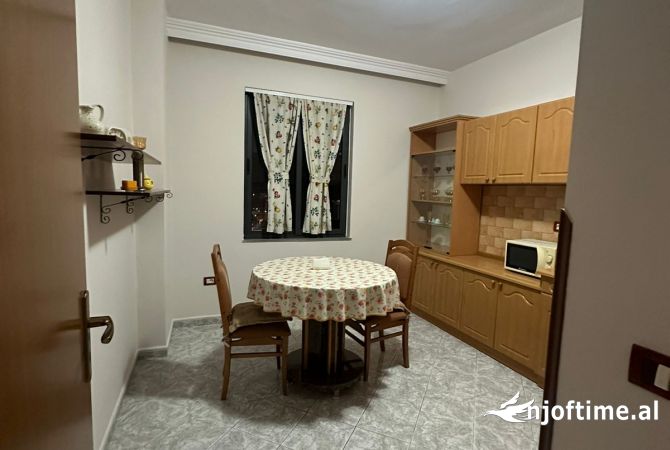 Shtepi ne shitje Apartament ne Tirane, 3+1, Mobilimi E mobiluar, Pagesa 216,600  Euro.