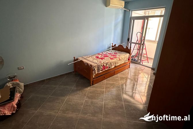 Shtepi ne shitje Apartament ne Tirane, 2+1, Mobilimi Bosh, pa mobiluar, Pagesa 120,000  Euro.