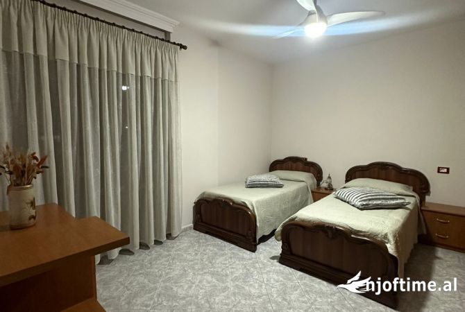 Shtepi ne shitje Apartament ne Tirane, 3+1, Mobilimi E mobiluar, Pagesa 190,000  Euro.