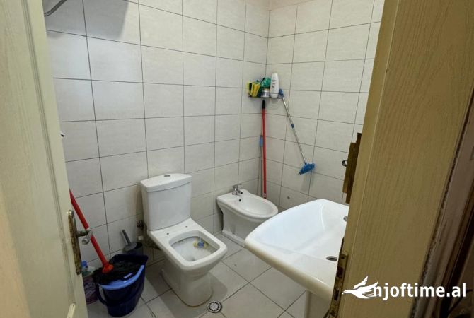Shtepi ne shitje Apartament ne Tirane, 2+1, Mobilimi E mobiluar, Pagesa 105,000  Euro.
