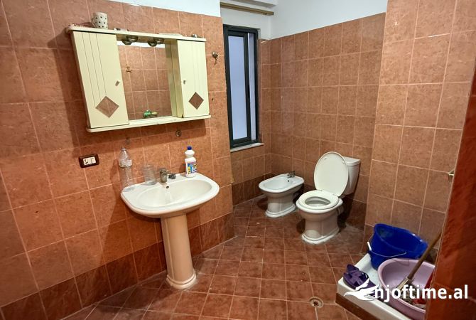 Shtepi ne shitje Apartament ne Tirane, 2+1, Mobilimi Bosh, pa mobiluar, Pagesa 134,400  Euro.