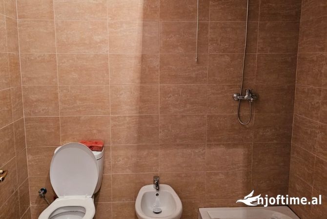 Shtepi me qera Apartament ne Tirane, 2+1, Mobilimi Bosh, pa mobiluar, Pagesa 35,000  Leke.