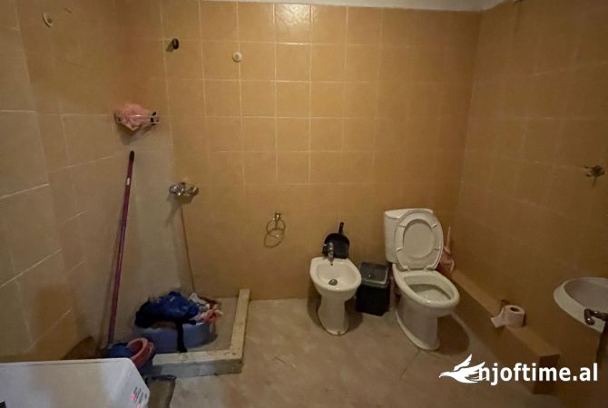 Shtepi ne shitje Apartament ne Tirane, 2+1, Mobilimi E mobiluar, Pagesa 100,000  Euro.