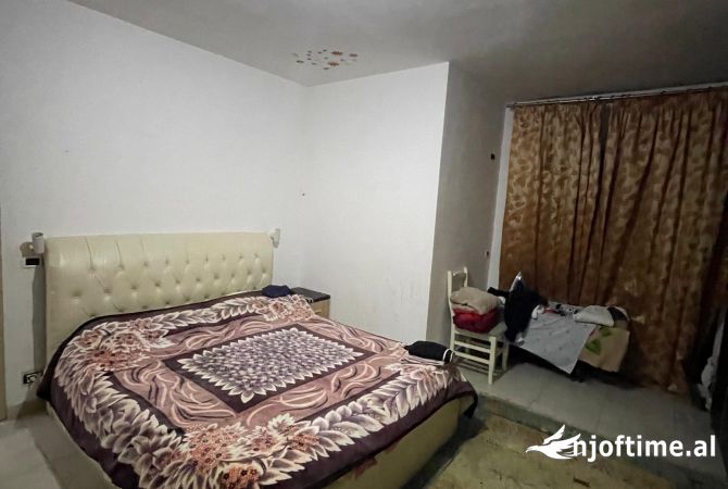 Shtepi ne shitje Apartament ne Tirane, 2+1, Mobilimi E mobiluar, Pagesa 100,000  Euro.