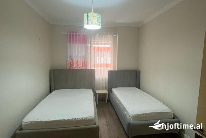 Shtepi ne shitje Apartament ne Tirane, 2+1, Mobilimi E mobiluar, Pagesa 156,000  Euro.