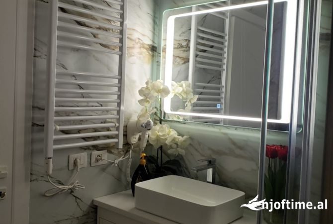 Shtepi ne shitje Apartament ne Tirane, 2+1, Mobilimi E mobiluar, Pagesa 260,000  Euro.