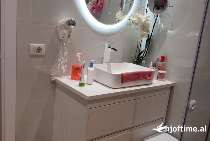 Shtepi ne shitje Apartament ne Tirane, 2+1, Mobilimi E mobiluar, Pagesa 260,000  Euro.