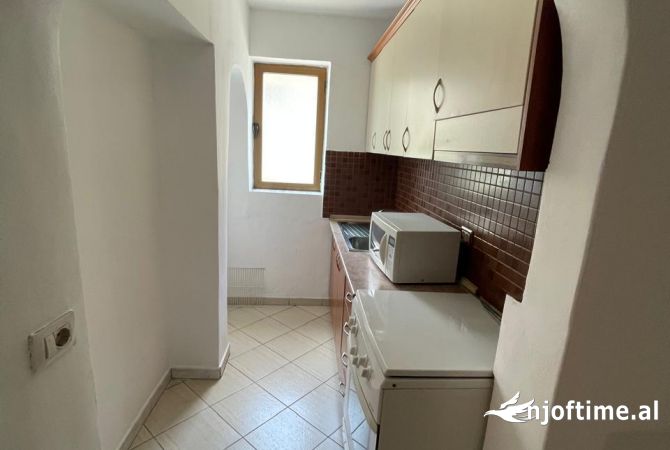 Shtepi ne shitje Apartament ne Tirane, 1+1, Mobilimi Bosh, pa mobiluar, Pagesa 95,000  Euro.