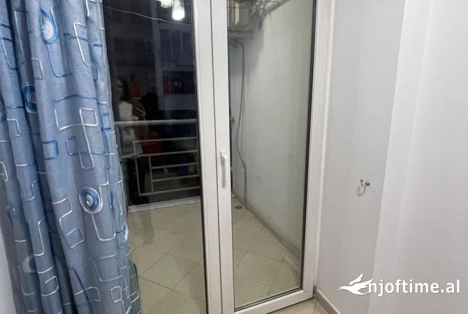Shtepi me qera Apartament ne Tirane, 2+1, Mobilimi E mobiluar, Pagesa 700  Euro.