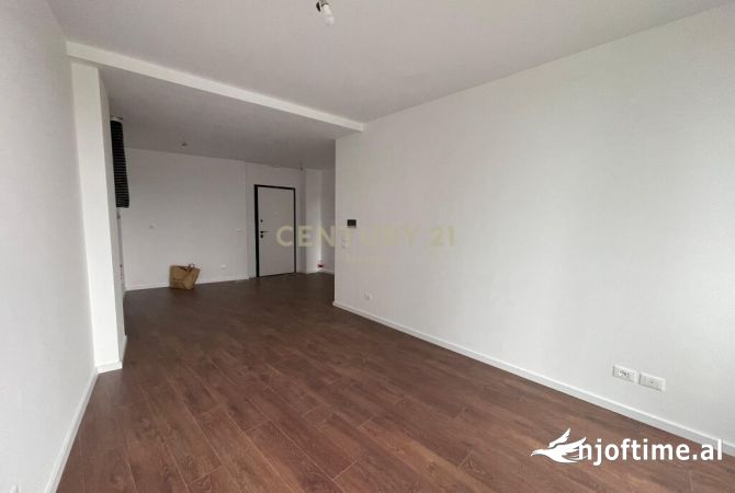 AMBIENT PER ZYRA + POST PARKIMI TEK REZIDENCA LAKE VIEW!