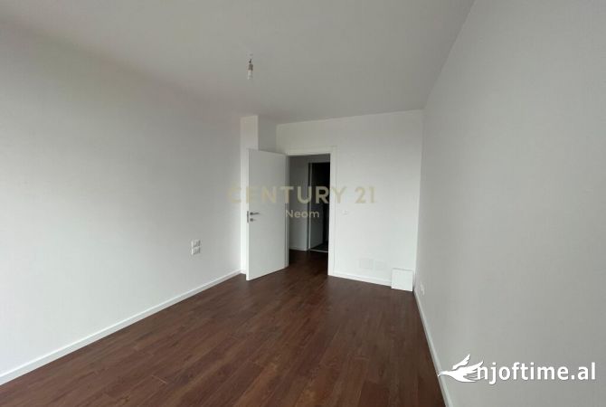 AMBIENT PER ZYRA + POST PARKIMI TEK REZIDENCA LAKE VIEW!