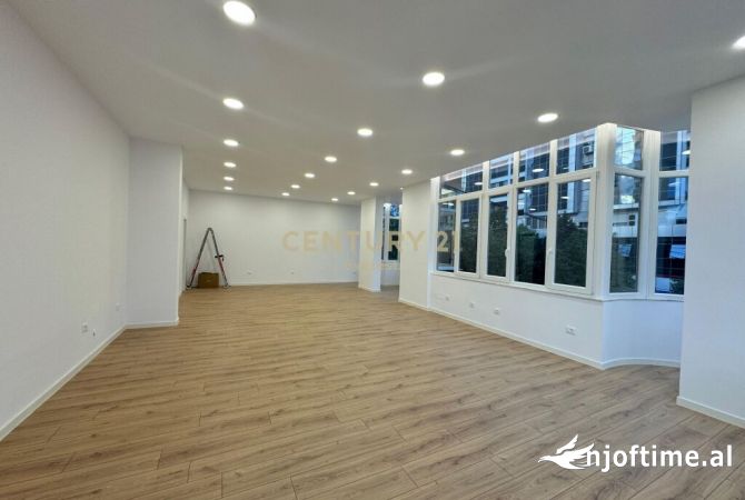 Ambient biznesi me qera 3+1 ne Tirane - 1,400 Dollar