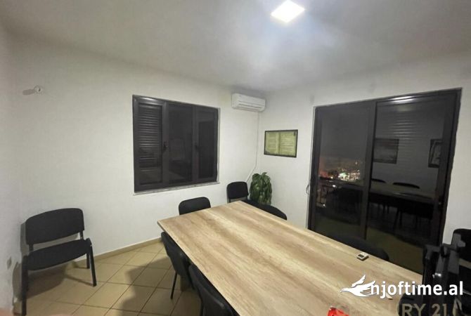 Ambient biznesi me qera 3+1 ne Tirane - 700 Euro