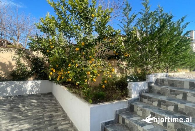 Shtepi me qera Vila Luksoze ne Tirane, 3+1, Mobilimi E mobiluar, Pagesa 1,200  Euro.