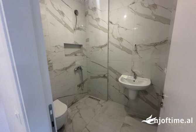 Jepet me qira Apartament 2+1+2 (per zyra) 700 Euro /Muaj
