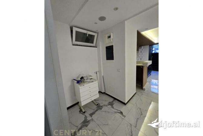 JEPET ME QIRA AMBIENT KOMERCIAL, RRUGA E DURRESIT! 950 Euro /Muaj