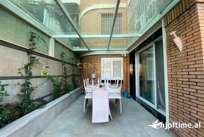 Shtepi me qera Apartament ne Tirane, 3+1, Mobilimi E mobiluar, Pagesa 2,500  Euro.