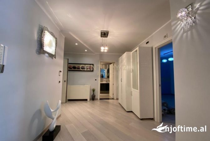 Shtepi me qera Apartament ne Tirane, 3+1, Mobilimi E mobiluar, Pagesa 2,500  Euro.