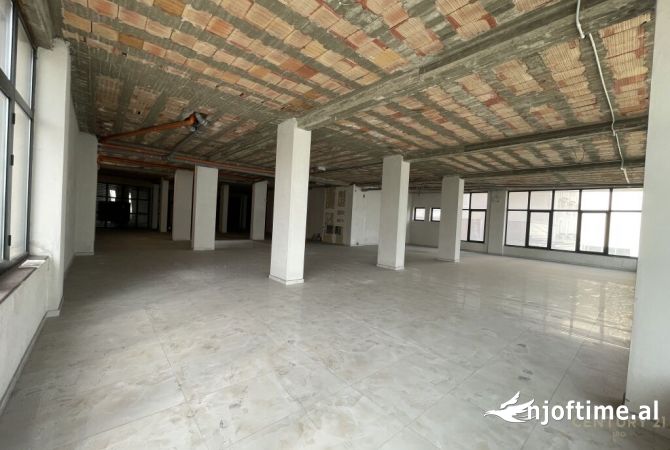 Jepet per qira ambjent komercial multifunksional  tek Komuna e Parisit