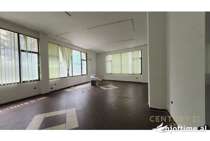 Ambient biznesi me qera 3+1 ne Tirane - 2,400 Euro