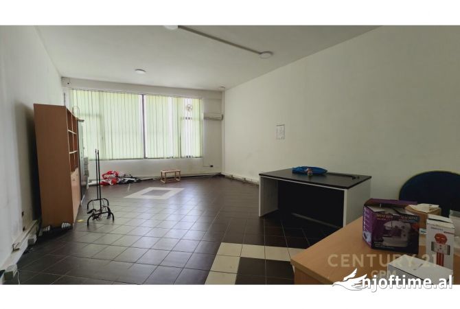 Ambient biznesi me qera 3+1 ne Tirane - 2,400 Euro