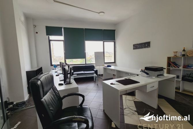 Ambient biznesi me qera 3+1 ne Tirane - 2,400 Euro
