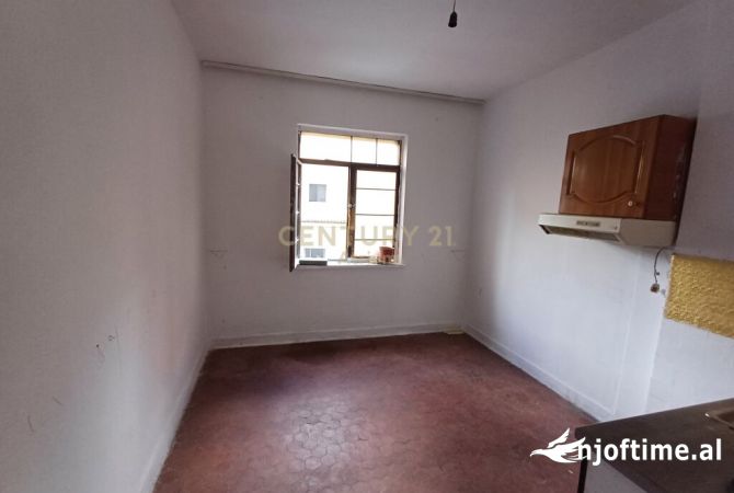 Shtepi ne shitje Apartament ne Tirane, 2+1, Mobilimi Bosh, pa mobiluar, Pagesa 135,000  Euro.