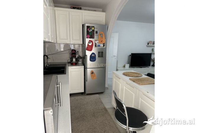 Shtepi ne shitje Apartament ne Tirane, 2+1, Mobilimi E mobiluar, Pagesa 130,000  Euro.