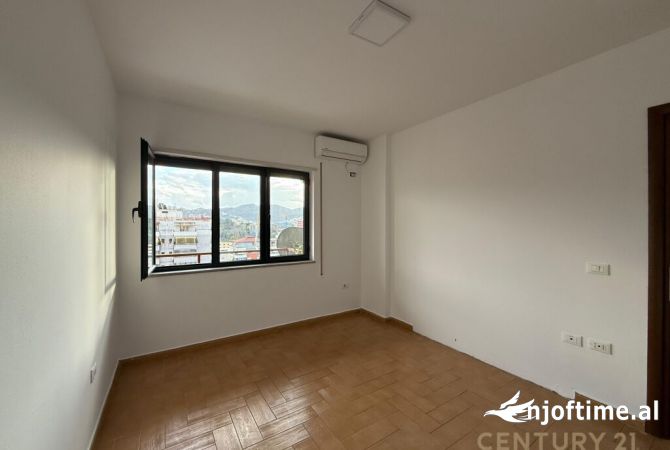 Ambient biznesi me qera 3+1 ne Tirane - 2,500 Euro