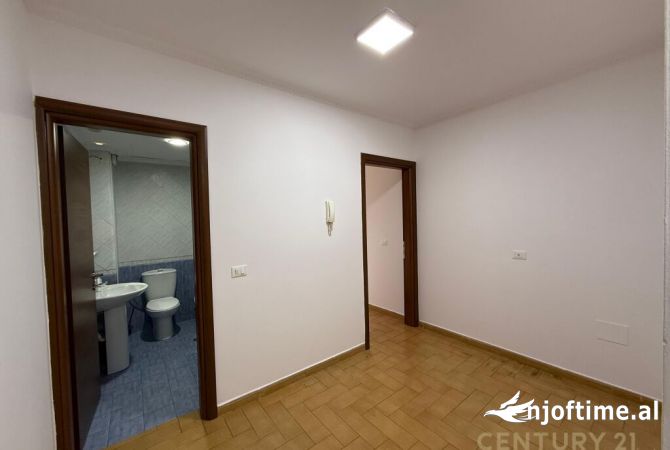 Ambient biznesi me qera 3+1 ne Tirane - 2,500 Euro