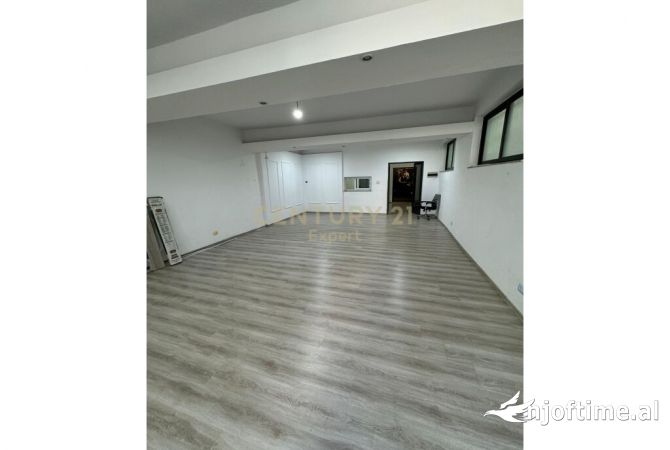 Ambient biznesi me qera 3+1 ne Tirane - 700 Euro