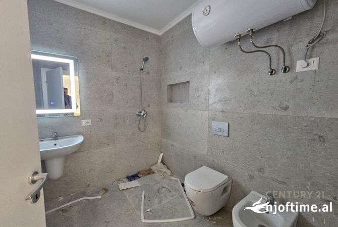 Ambient komercial i tipit duplex 2+1+2 per qira tek Pazari i Ri, Tirane !!