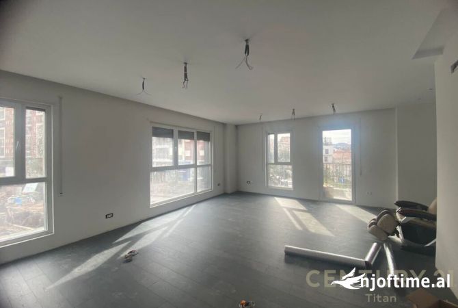 Jepet ambient me qira buze rruge tek Trio Towers (OPEN SPACE)