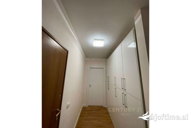 Japim me qira ambjent per zyra tek LIQENI I TIRANES!! 950 Euro /Muaj