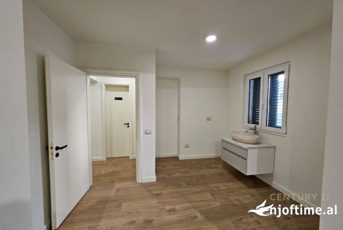 Shtepi ne shitje Apartament ne Tirane, 2+1, Mobilimi E mobiluar, Pagesa 220,000  Euro.