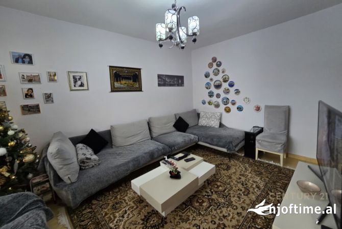 Shtepi ne shitje Apartament ne Tirane, 3+1, Mobilimi E mobiluar, Pagesa 179,000  Euro.