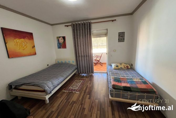 Shtepi ne shitje Apartament ne Tirane, 3+1, Mobilimi E mobiluar, Pagesa 190,000  Euro.