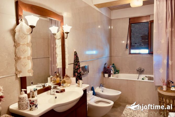 Shtepi ne shitje Apartament ne Tirane, 2+1, Mobilimi Pjeserisht e mobiluar, Pagesa 199,000  Euro.