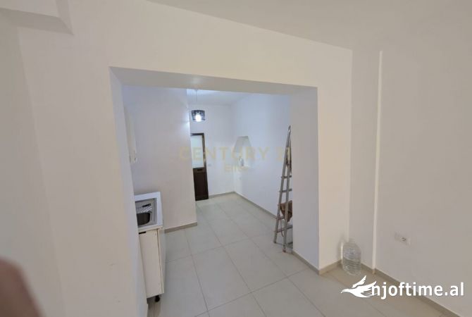 Shitet ambient 43 m2 prane rruges Myslym Shyri.