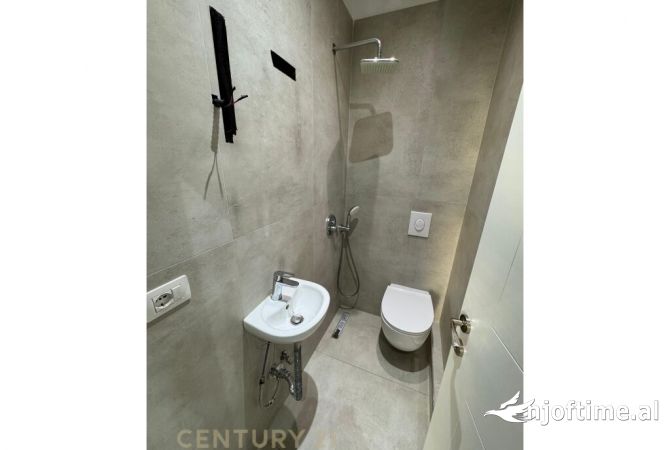 ZYRA PER QIRA + 2 POSTE PARKIMI, RRUGA E BARRIKADAVE !